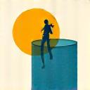 Vaso de agua con rodajas de limón y hielo, junto a una persona haciendo senderismo, representando hidratación y actividad al aire libre en verano.