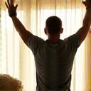 Foto de Javier R. realizando un estiramiento suave.