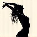 Icono de una figura humana en una postura de estiramiento suave, representando flexibilidad y amplitud de movimiento.