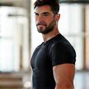 Retrato profesional de Javier Soto, entrenador de movilidad y fuerza, mostrando una pose atlética y motivadora en un estudio bien iluminado.